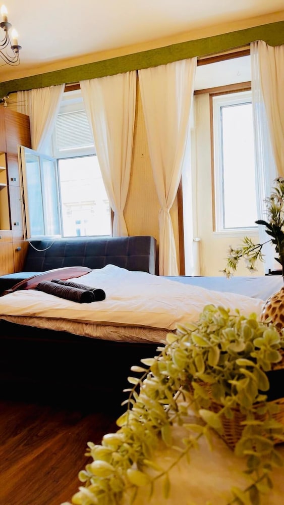 2BR Apartment for 5 Near Stadthalle