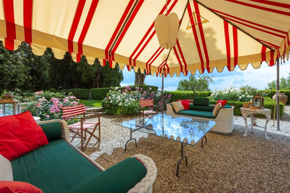 Villa di Tizzano Luxurious Retreat in Paradise view 4
