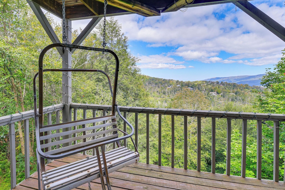 1 Mi to Slopes! Sugar Mountain Retreat w/ Views