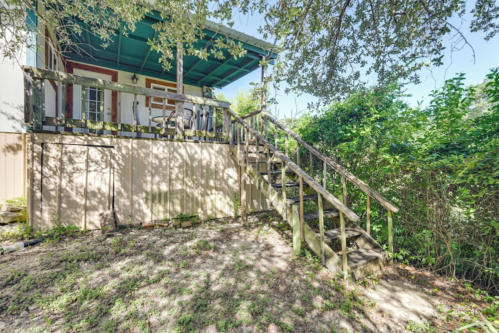 2 Mi to Fishing on Lake Whitney: Cottage w/ Deck