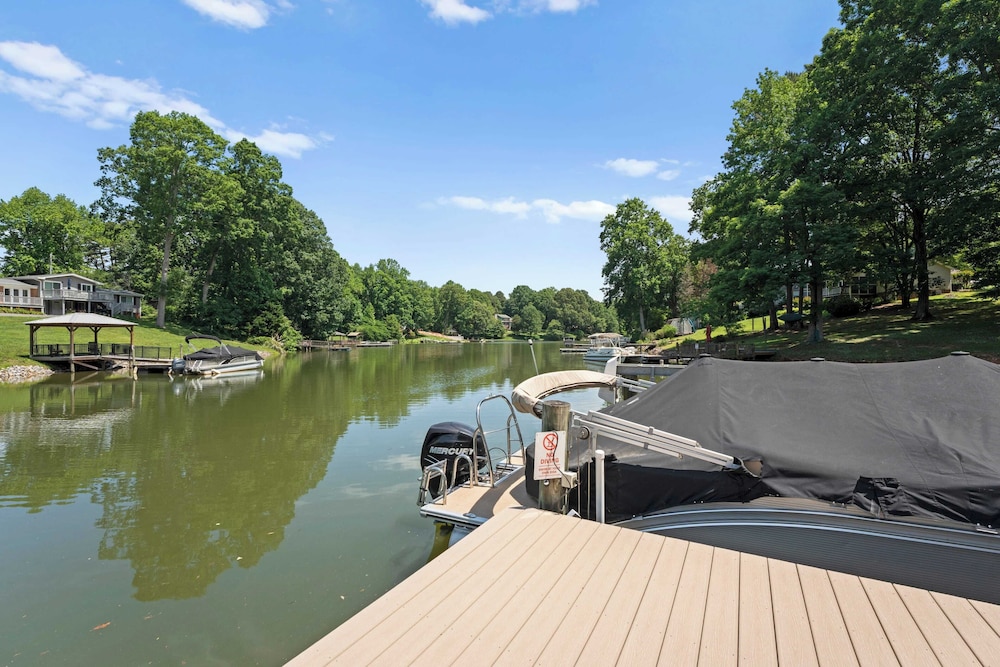 Shady Daze: Waterfront Home w/ Deck, Hot Tub & Lake Views