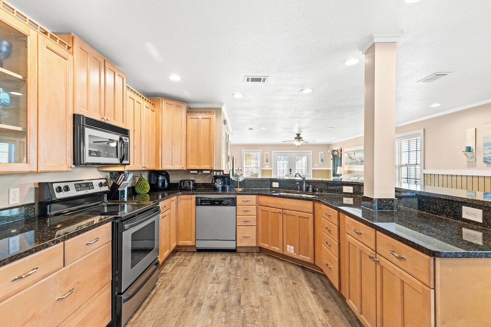 Just Beachy 3BR Dog-friendly Townhouse Near Beaches & Attractions!