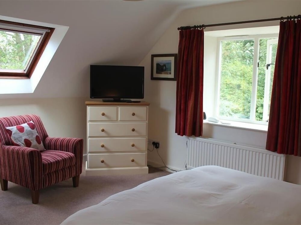 Droop Farm Cottage view 4