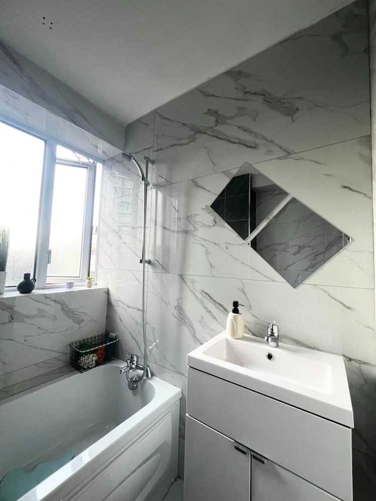 London Luxe Apartment - Spacious & Stylish