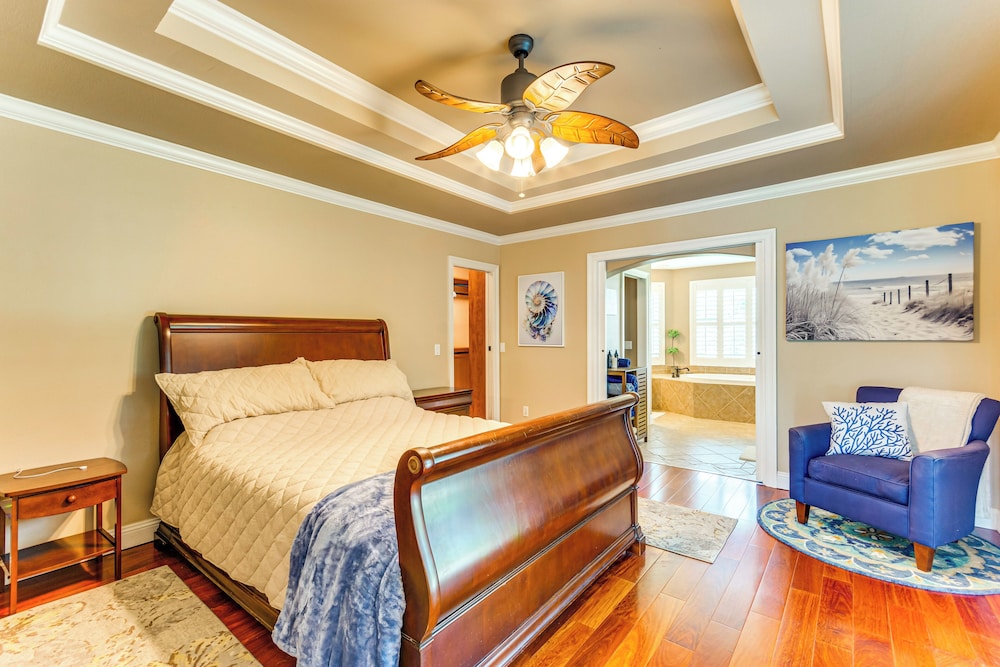 Steps to Bay: Tranquil Navarre Retreat w/ Balcony