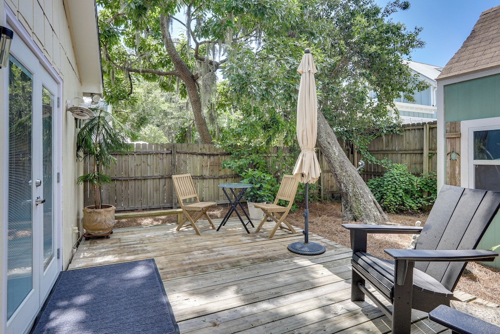 4 Mi to St Simons Beach: Home w/ Furnished Deck