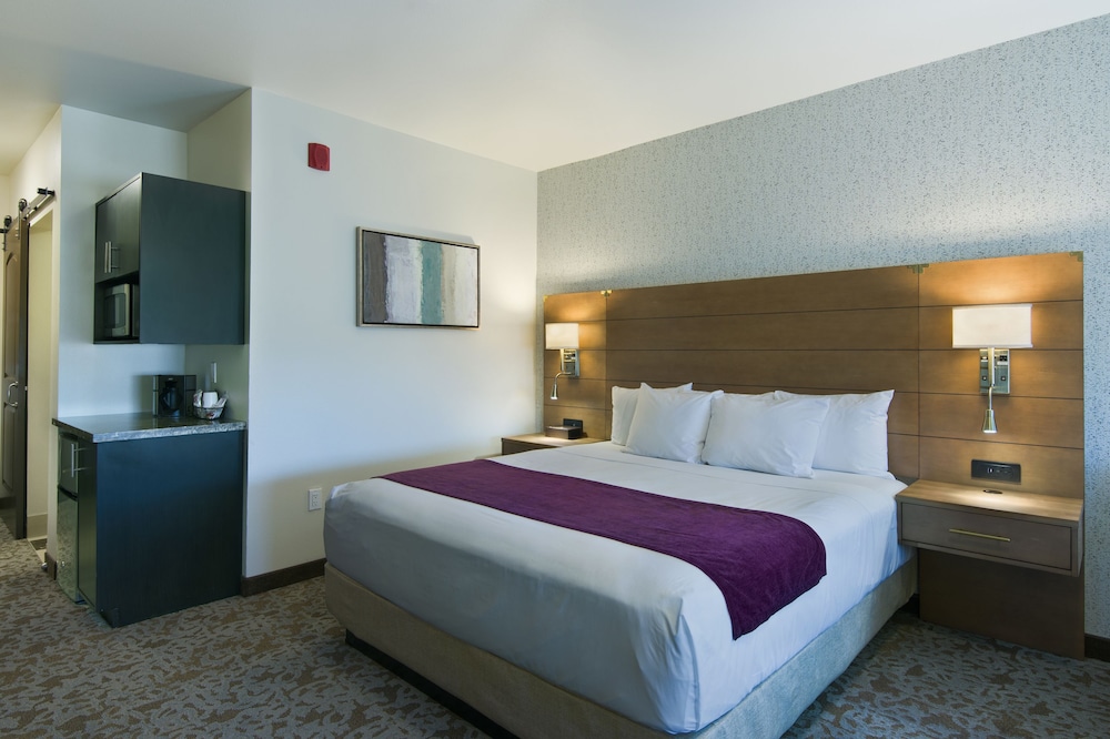 Rohnert Park Vacations - Oxford Suites Sonoma County - Property Image 4