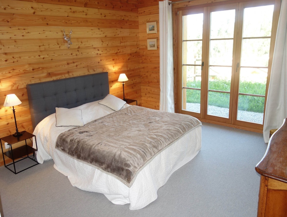 Chalet in Les Masses With ski Storage