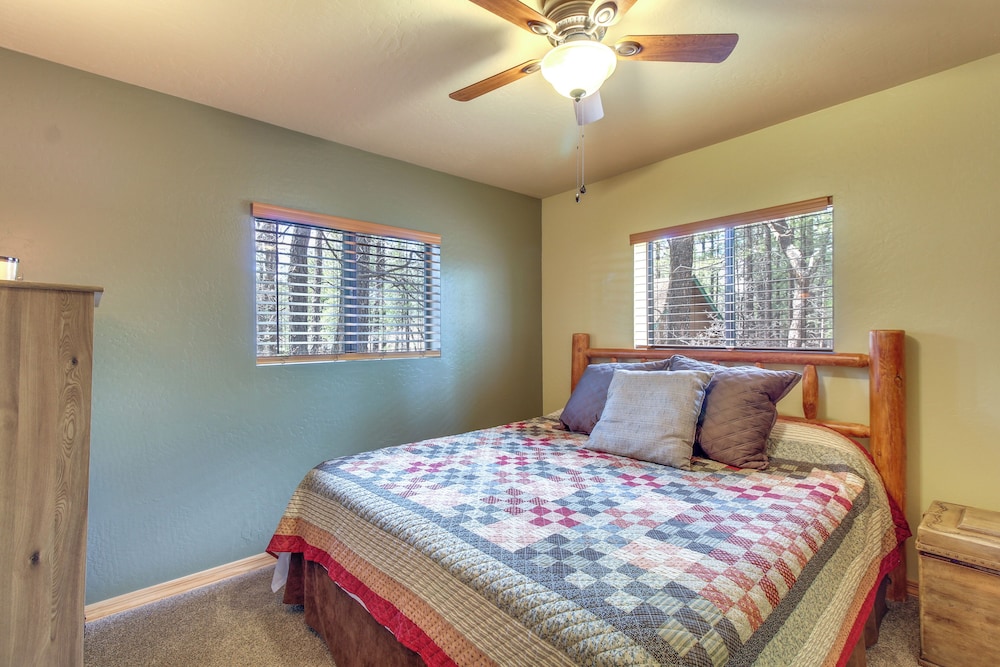 9 Mi to Rainbow Lake: Woodsy Pinetop Cabin w/ Deck view 5