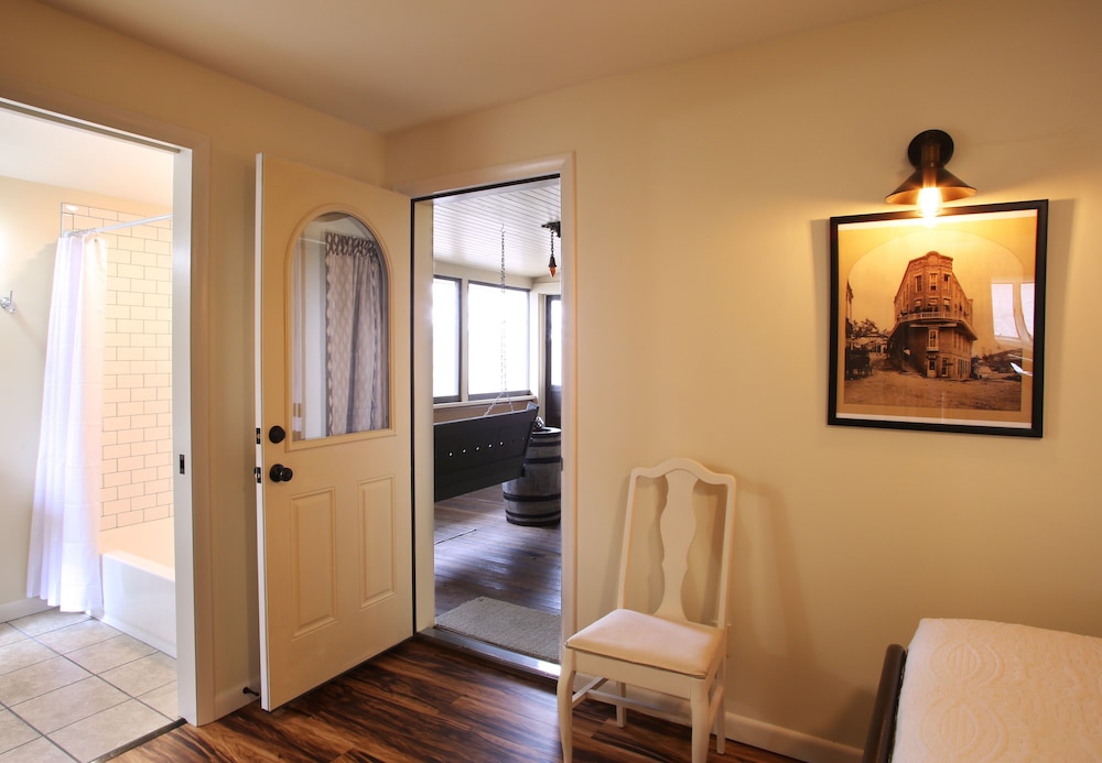 Eureka Springs Vacations - Tower House Inn - Property Image 16