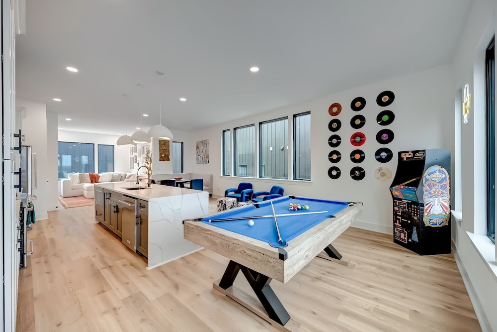 Twin Homes Hot Tub Rooftop Game Zone at Nashville