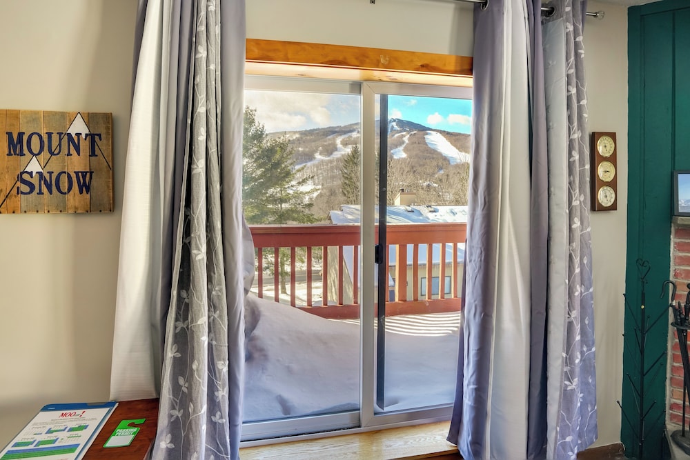 Snow Mountain Condo: Hot Tub + Shuttle to Resort