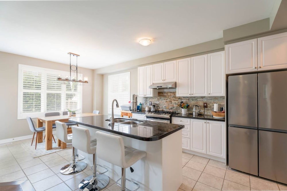 Stylish 4BR Oasis Peaceful Mississauga Location
