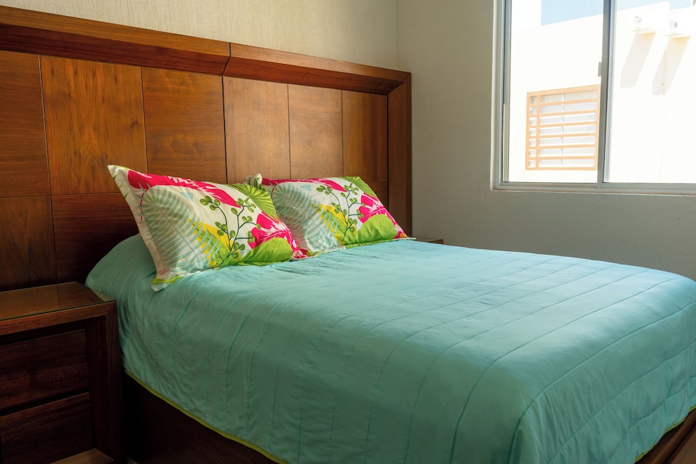 Family House with Pool 10 min airport