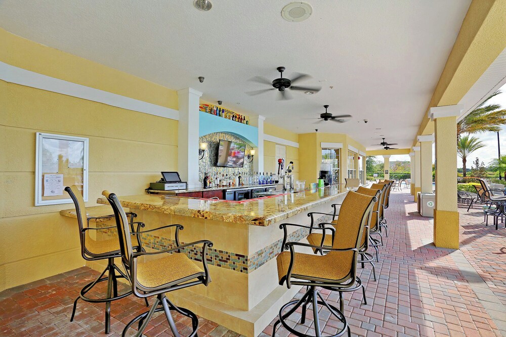 Epic Universe Premium Lake View Condo, Vista Cay - 1002