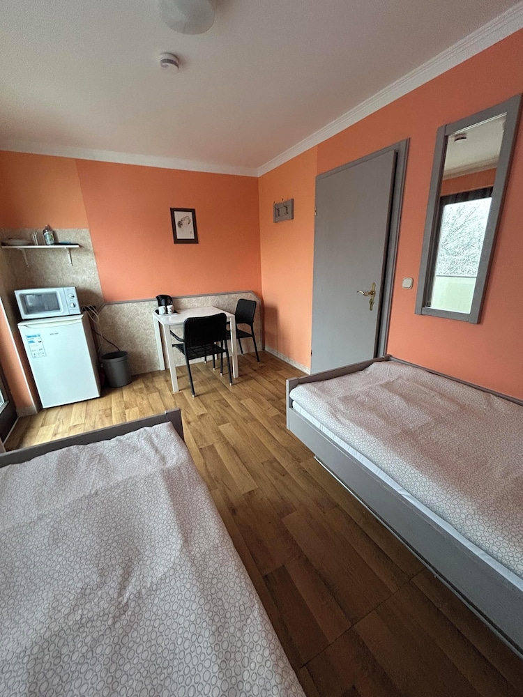 2-Rent Group Hostel Rooms AUB162