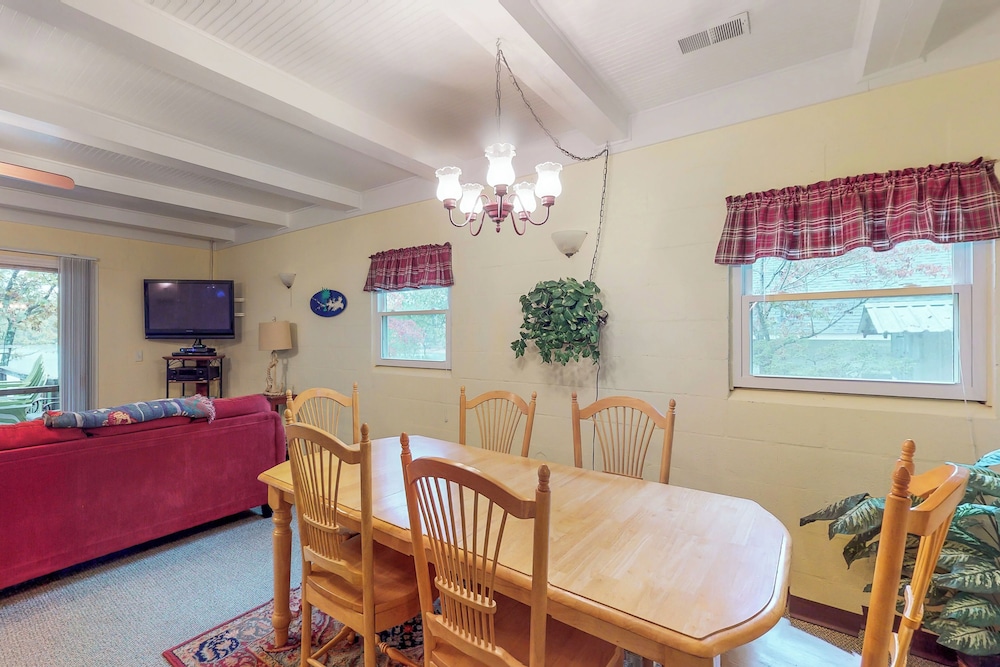 2BR Lakefront Lake Murray Home w/ Dock & Deck