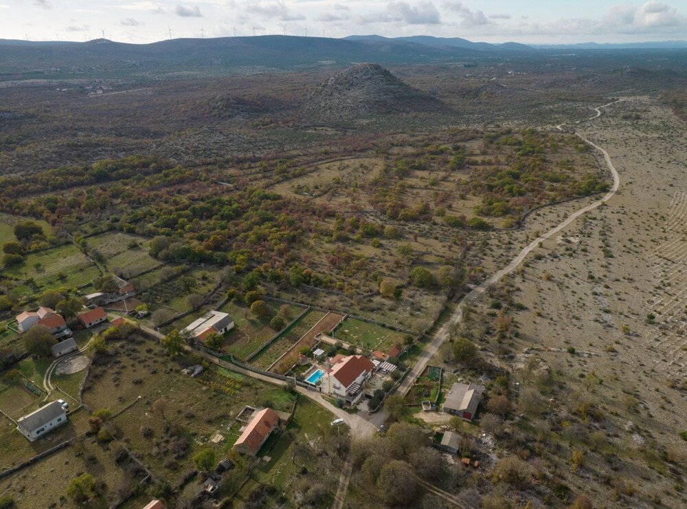Vila Nira Radonić