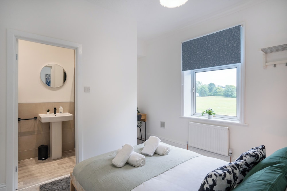 Isimi Burnley 3 Bedroom Modern House, Free Parking view 2