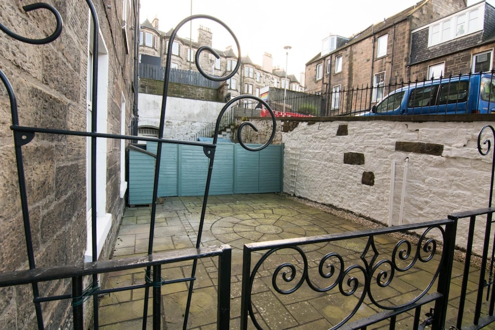 427 Pleasant 1 Bedroom Apartment in Abbeyhill Colonies Near Holyrood Park view 3