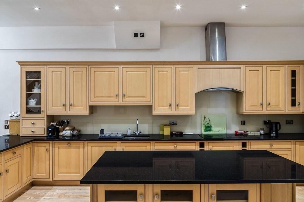 Specious Family Kensington 5-bed House, Sleeps 12