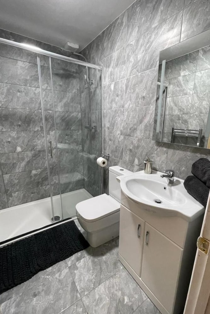 House - Sleeps 6 - Garden - Parking
