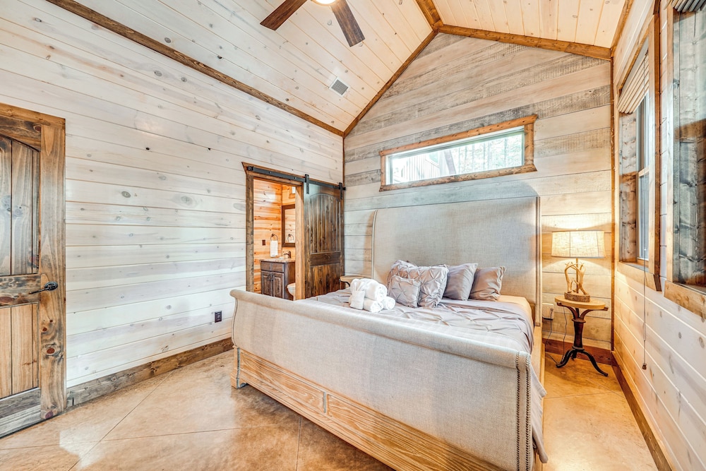 Hot Tub & Game Room: Spacious Cabin in Broken Bow!