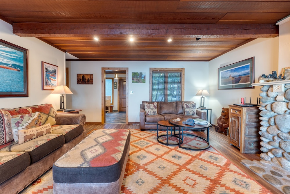 Lakefront Haven by Avantstay Minutes to Ski Resorts Private Dock Boat
