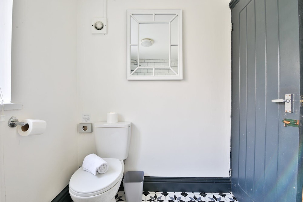 Bright 3-bed Swansea House + Parking
