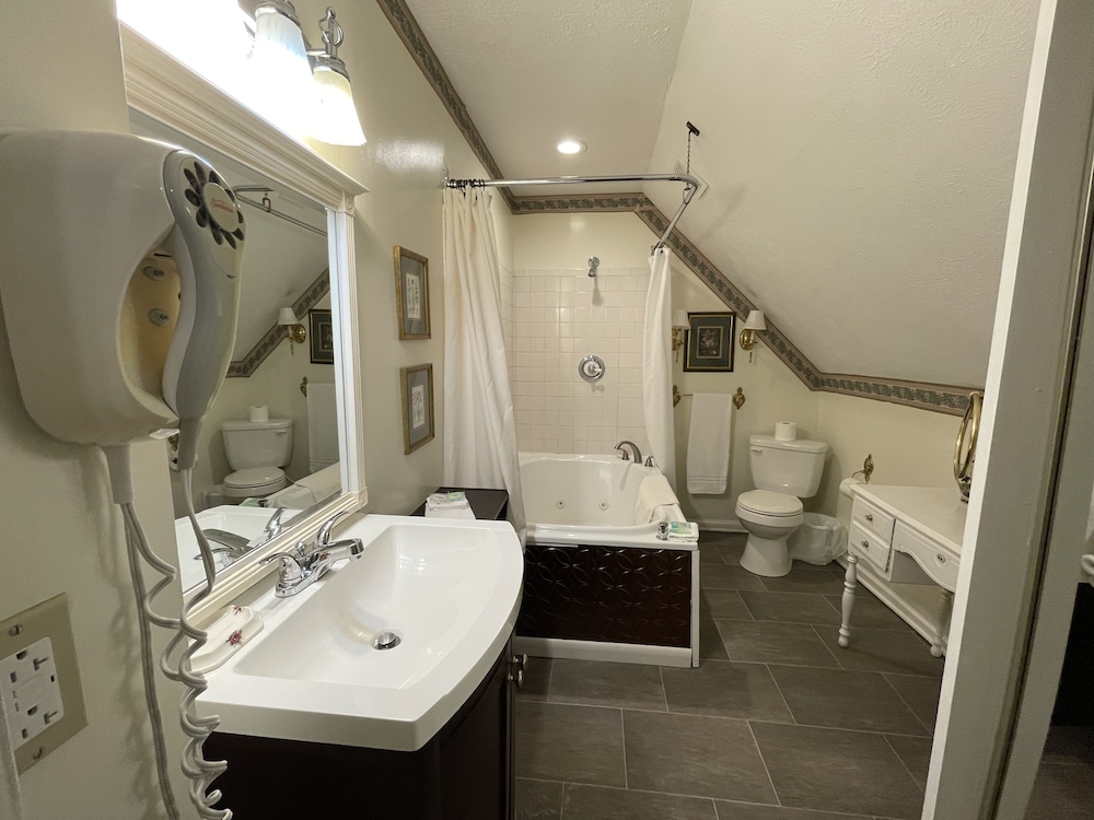 Carriage Lane Inn