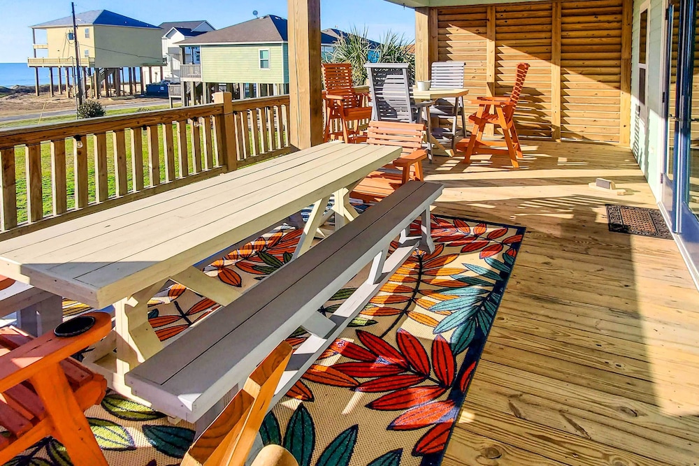 Modern Crystal Beach Escape - 225 Feet to Shore! view 4