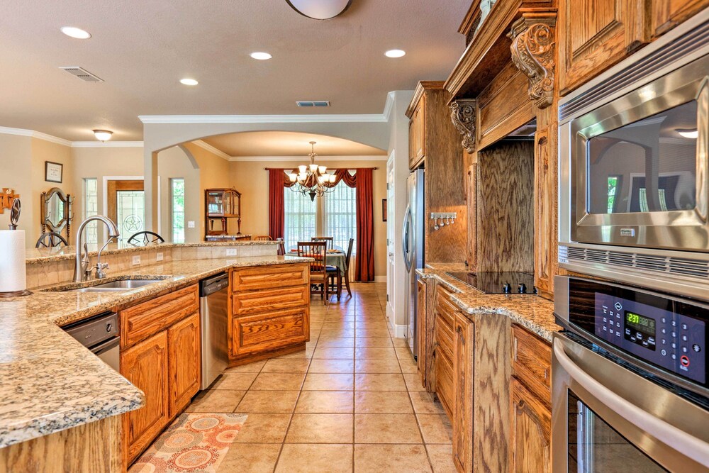 Cozy Texas Retreat w/ Patio, Grill & Horseshoes! view 5