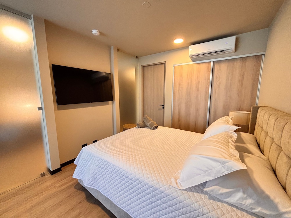 BEE Suites San José - Santa Ana
