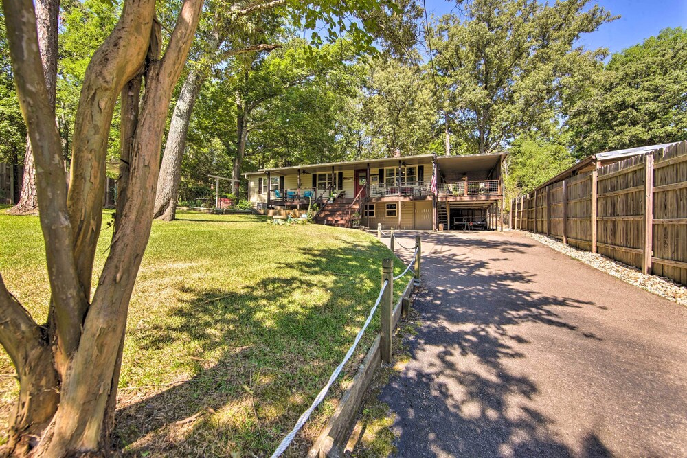 Quiet Home on Lake Hawkins w/ Kayaks + Dock!
