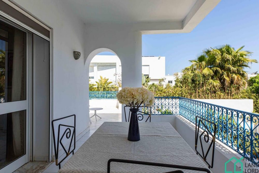 Safran II Apt de Charme Avec Terrasse la Marsa
