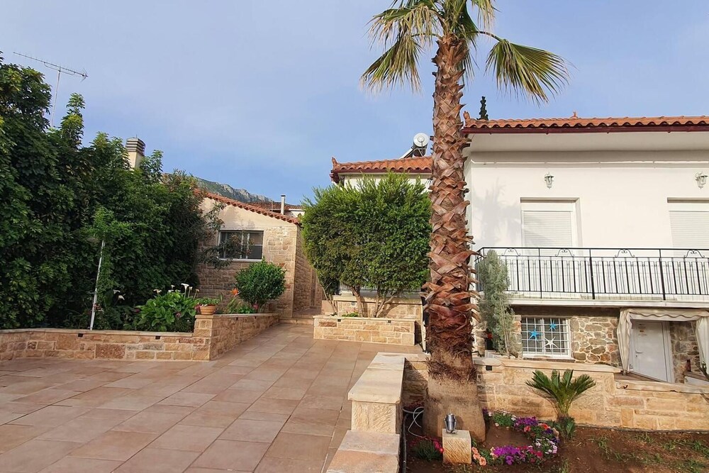 Charming 3-bed House in Tyros view 5