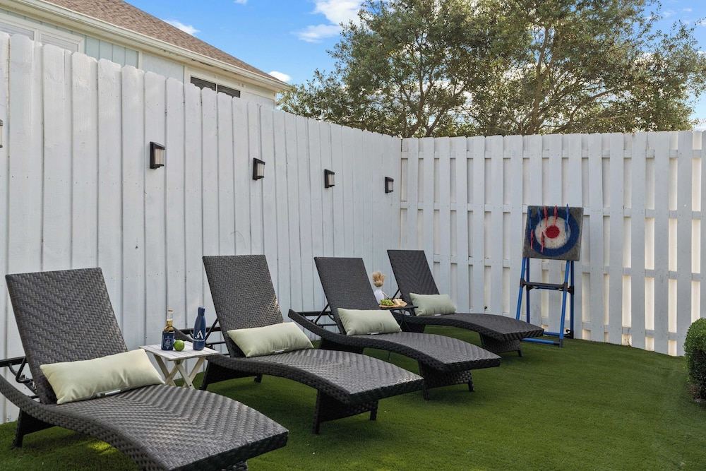 Newly Renovated! 2-min Walk to the Beach The Coastal Cottage by Avantstay