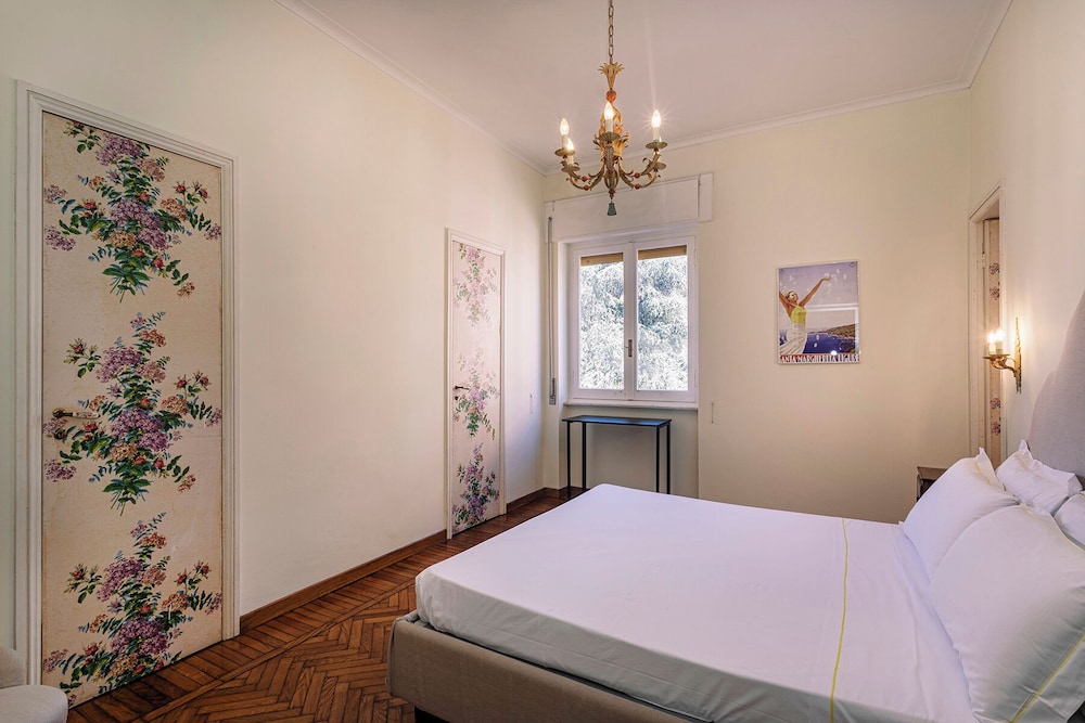 Charming Balcony Apartment by Wonderful Italy