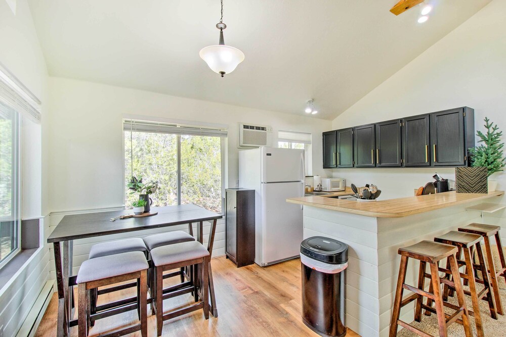 Near Hiking: Modern Heber-overgaard Cabin w/ Deck view 3