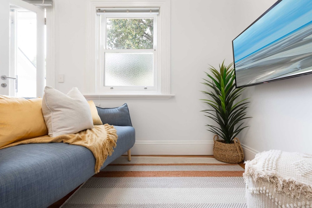 Chic Studio With Patio 20 min From CBD