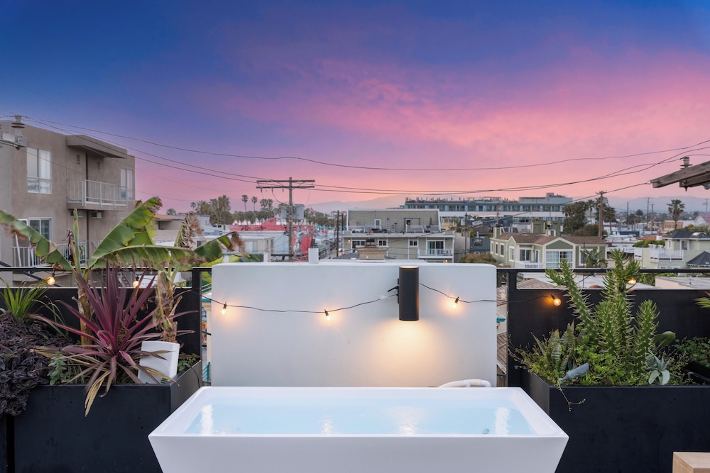 Venice View by Avantstay Walk to Venice Beach Rooftop, Ice Bath, Luxe Design
