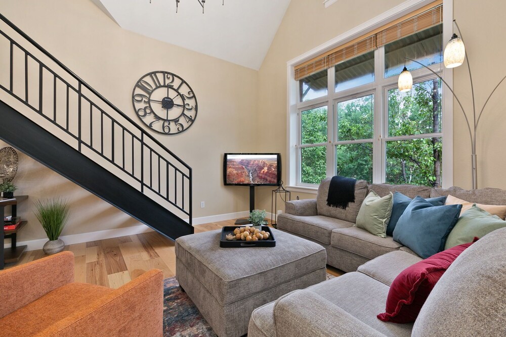 Royal Perch - Loft With King Suite + Vaulted Ceilings