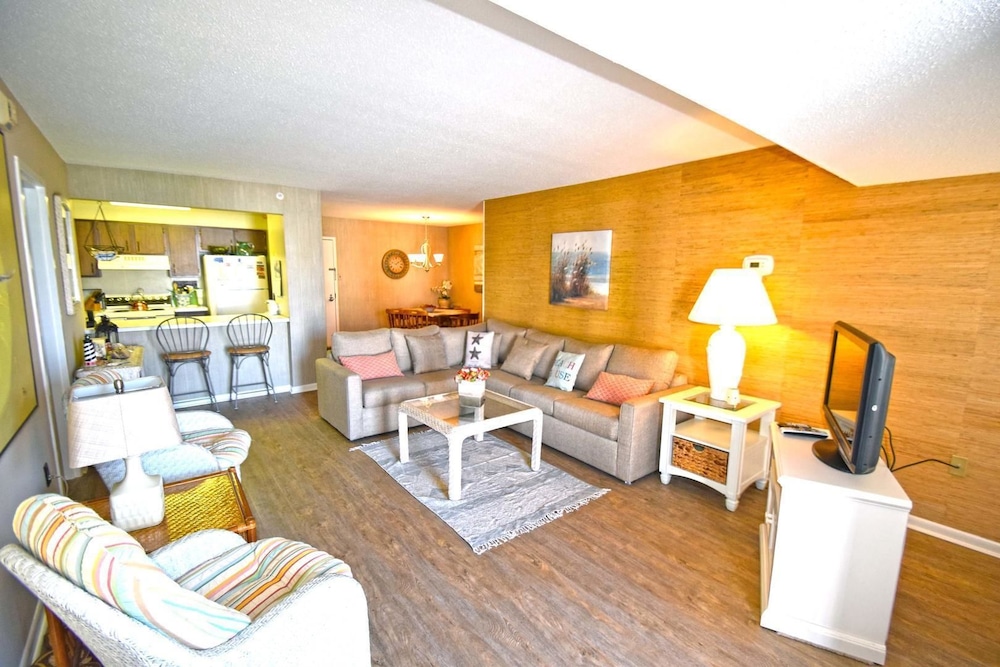 Braemar 503N 2 Br condo by RedAwning
