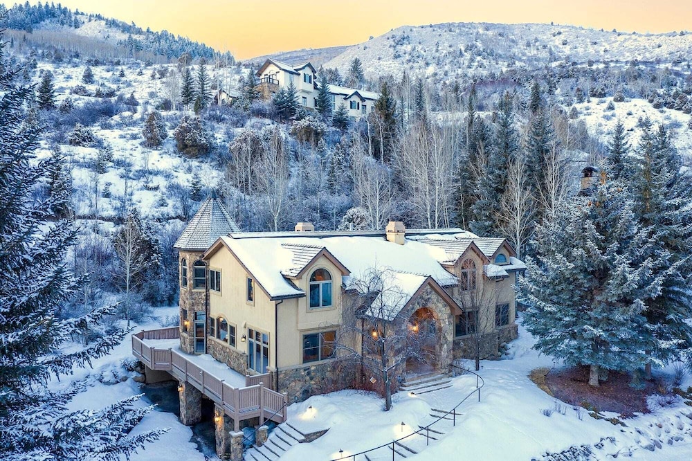 Cozy Edwards Retreat w/ Fireplace, Near Ski Resort Osprey Nest by Avantstay