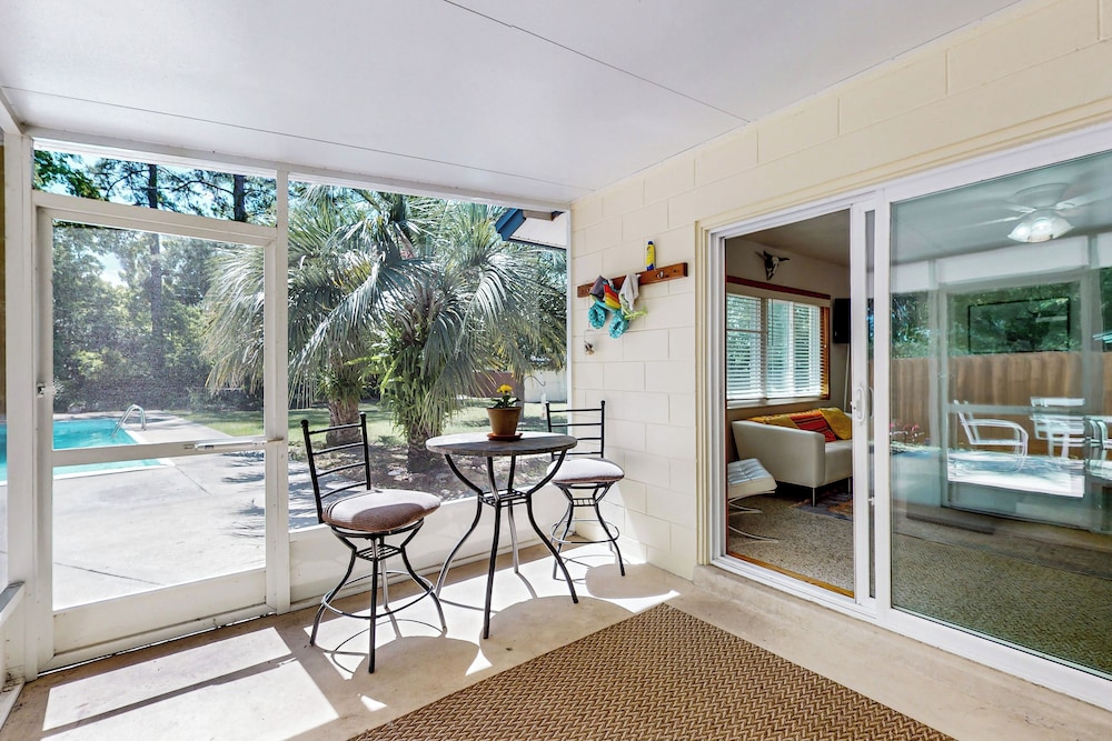 3BR Dog-friendly Home w/ Pool, Fireplace, W/d, A/C