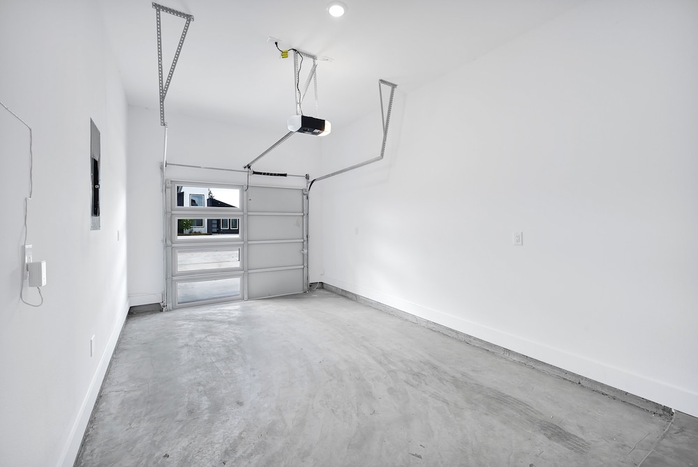 5 Mi to NRG Stadium: Modern Escape w/ Patio & Yard