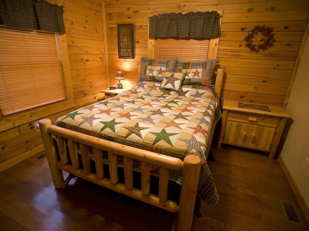 Er79 - Robyn's Nest - Great Location. Close To All The Action! 2 Bedroom Cabin by RedAwning view 2