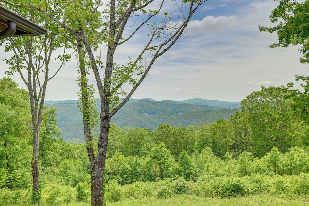 On 22 Acres: Cullowhee Craftsman Home w/ Mtn Views