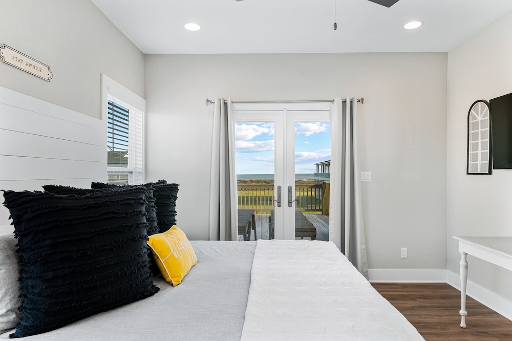 Stay Awhile 4 Bedroom Home by RedAwning view 3