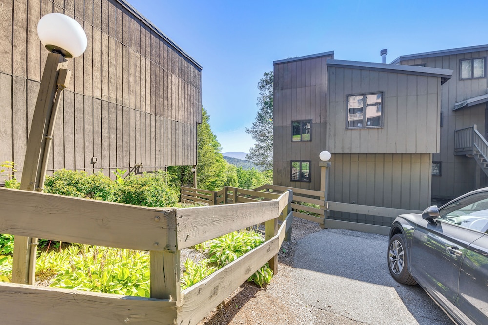 < 1/2 Mi to Sugarbush Resort: Condo w/ Deck!